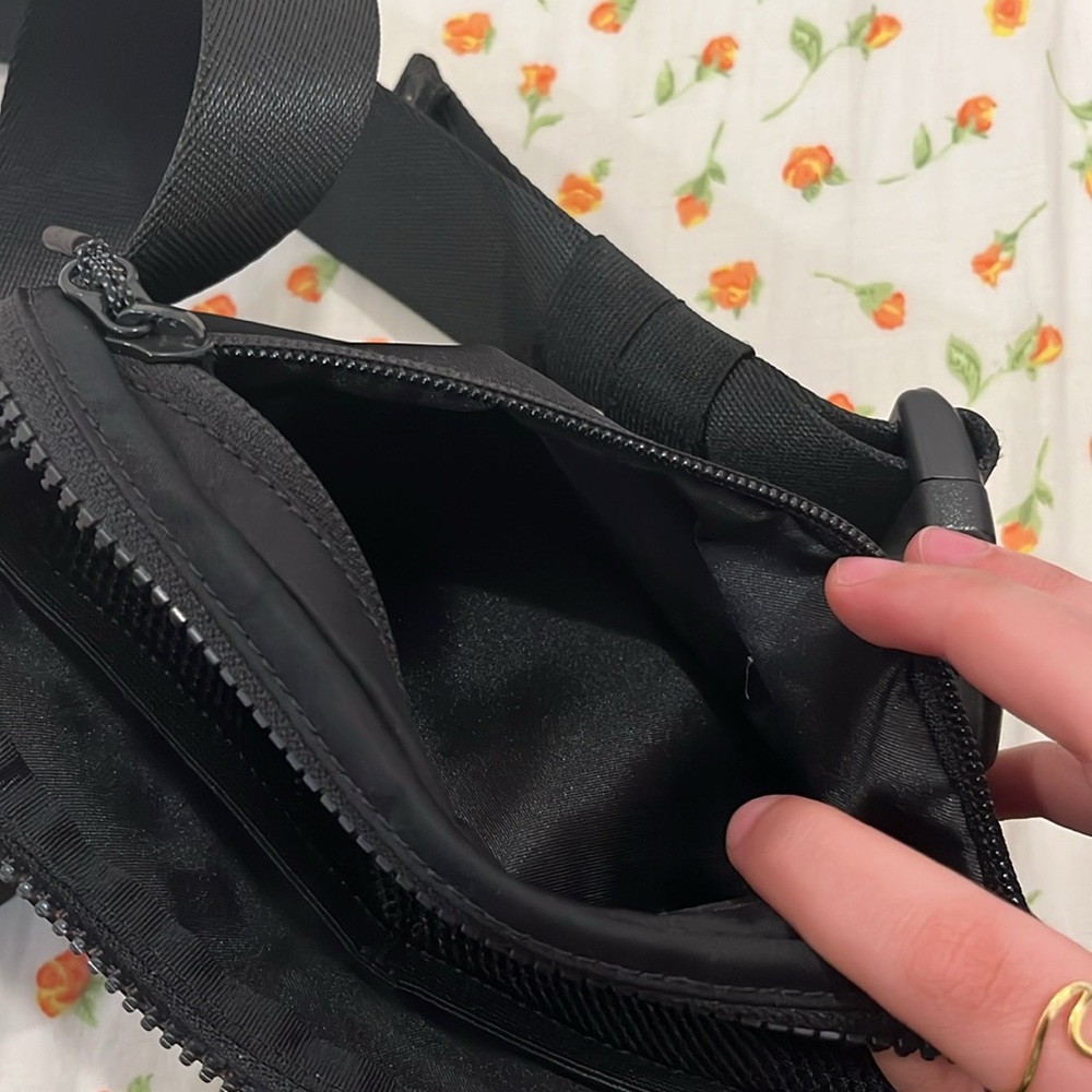 lululemon pouch. - Picture 7 of 7